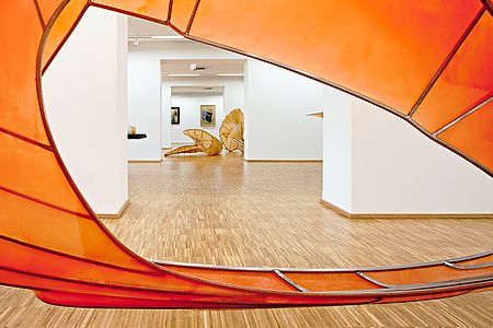 Innenansicht in den Ausstellungsraum durch orangenes Kunstwerk