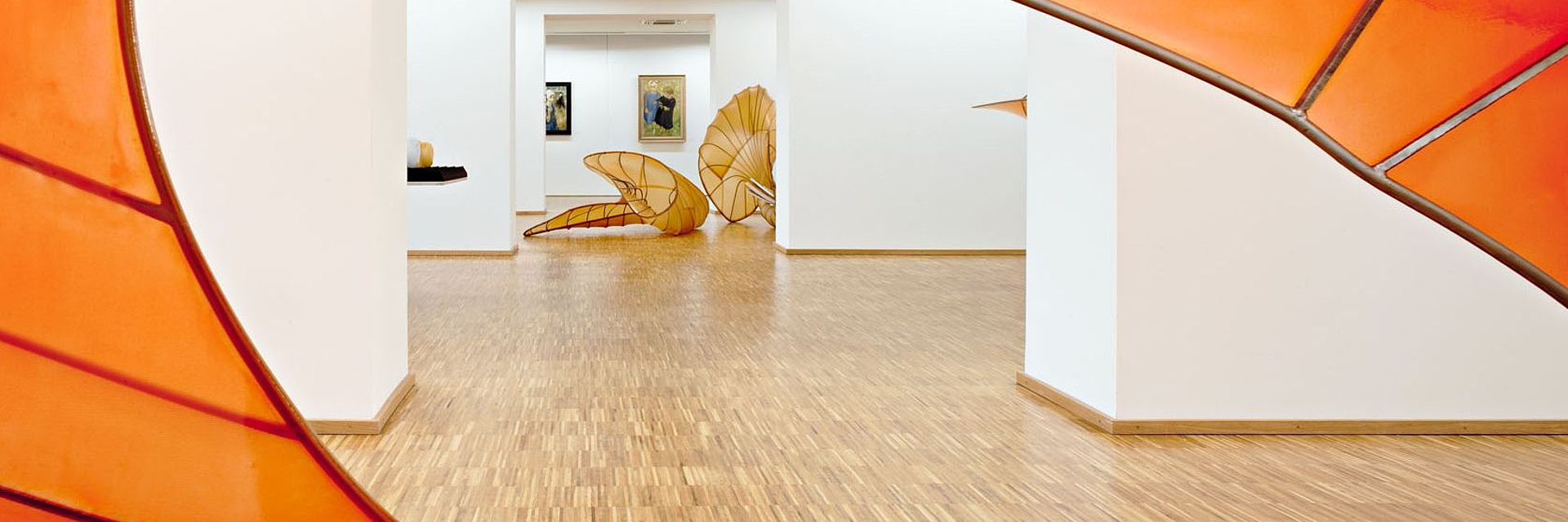 Innenansicht in den Ausstellungsraum durch orangenes Kunstwerk